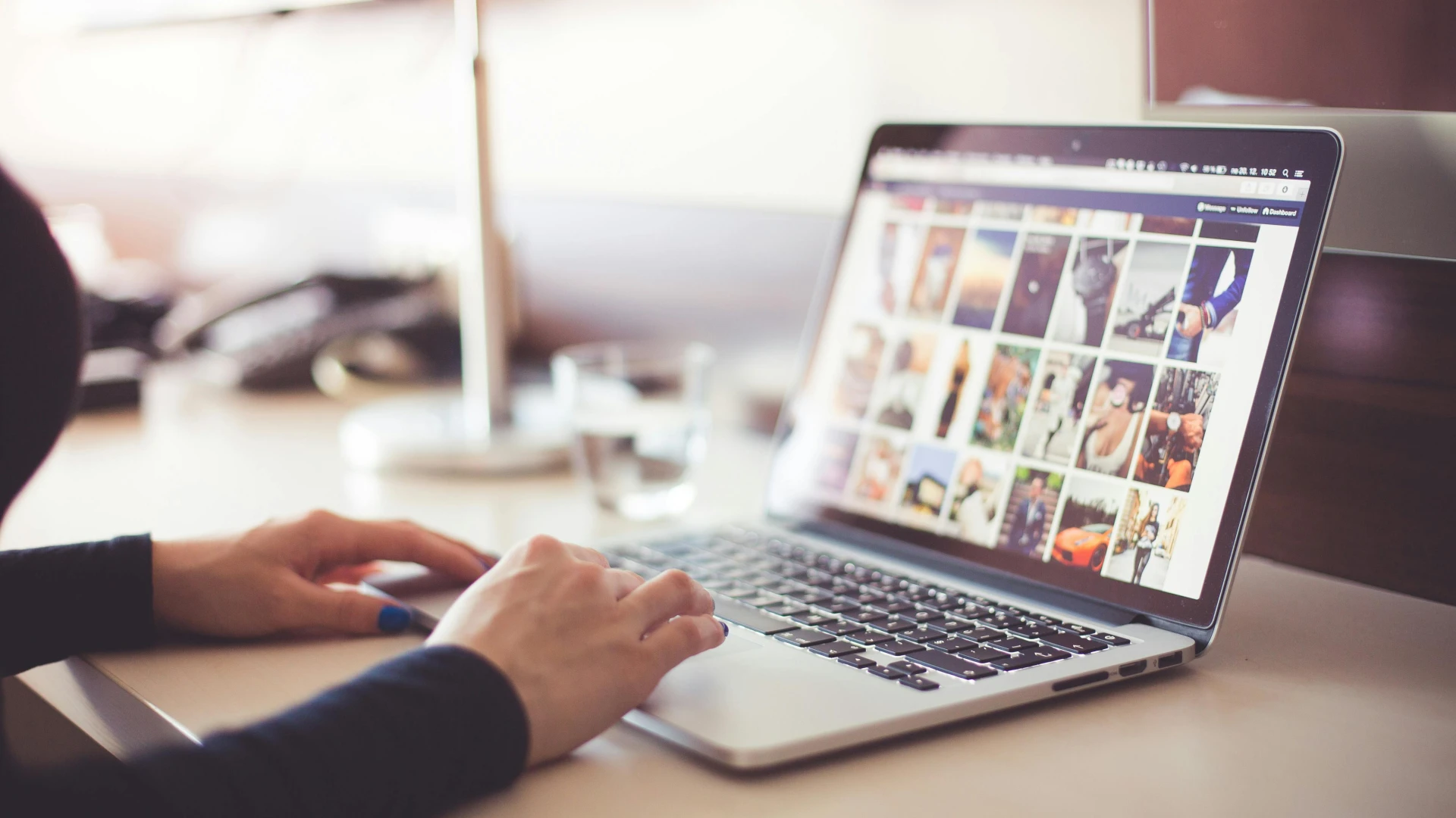 Autor/ka fotografie: picjumbo.com: https://www.pexels.com/cs-cz/foto/ruce-voda-pracovni-stul-notebook-196655/