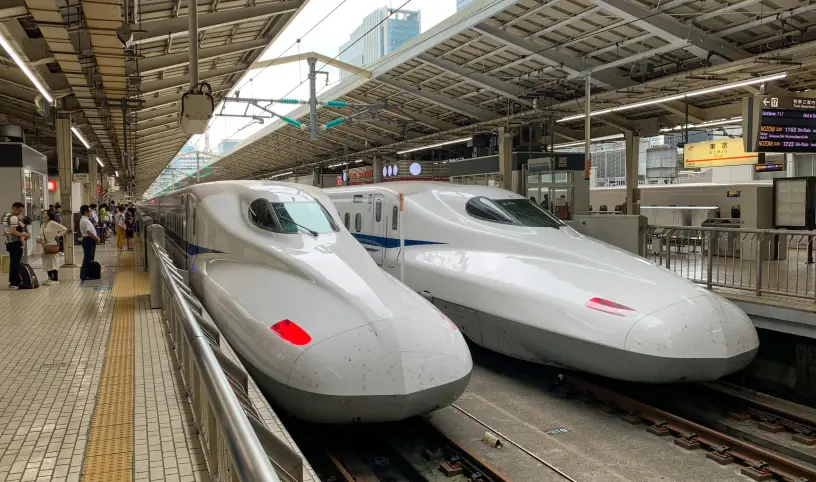 Autor/ka fotografie: Justin Brinkhoff: https://www.pexels.com/cs-cz/foto/vlakova-stanice-shinkansen-dopravni-system-kulove-vlaky-5194487/