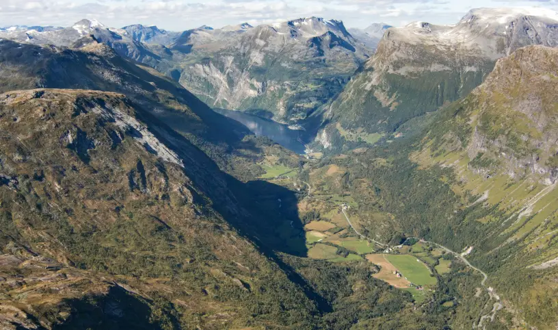 Autor/ka fotografie: Robert Pügner: https://www.pexels.com/cs-cz/foto/krajina-priroda-modra-obloha-fjord-7988559/;