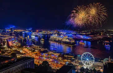 hamburg-cruise-parade_web-(2)(1).jpg