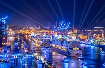 hamburg-cruise-parade_web.jpg