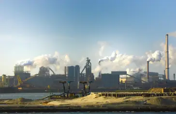 Autor/ka fotografie: Hans Heemsbergen: https://www.pexels.com/cs-cz/foto/prumyslove-panorama-ijmuiden-steel-plant-32503741/;