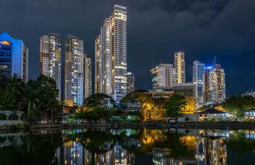Autor/ka fotografie: Thilina Alagiyawanna: https://www.pexels.com/cs-cz/foto/mesto-noc-budovy-stromy-23338899/;