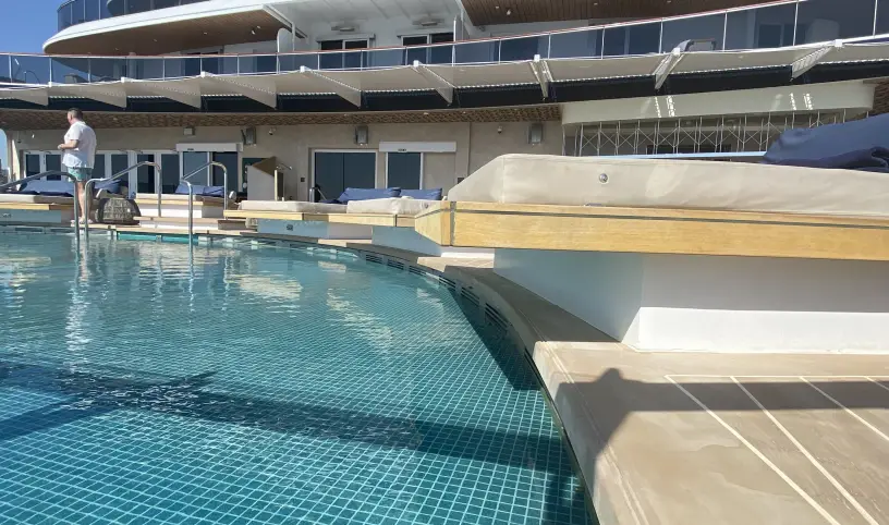 Astern Pool: Nejníže položený bazén na Exploře nabízí jedinečný zážitek