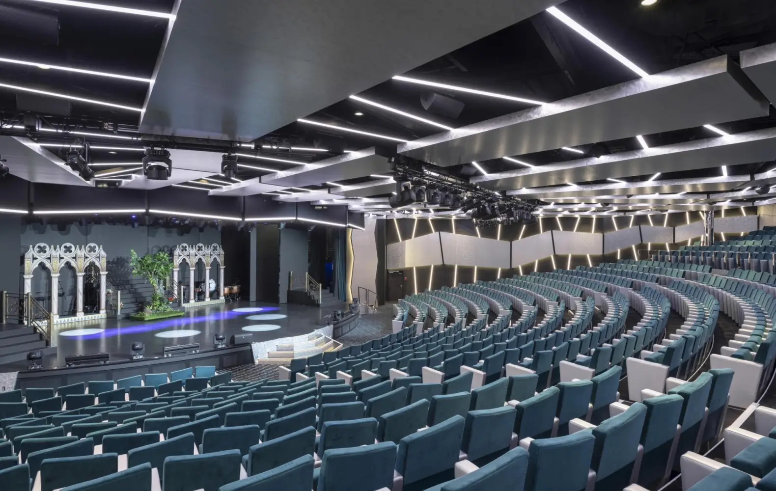 be_05-06_london-theatre-(1).jpg