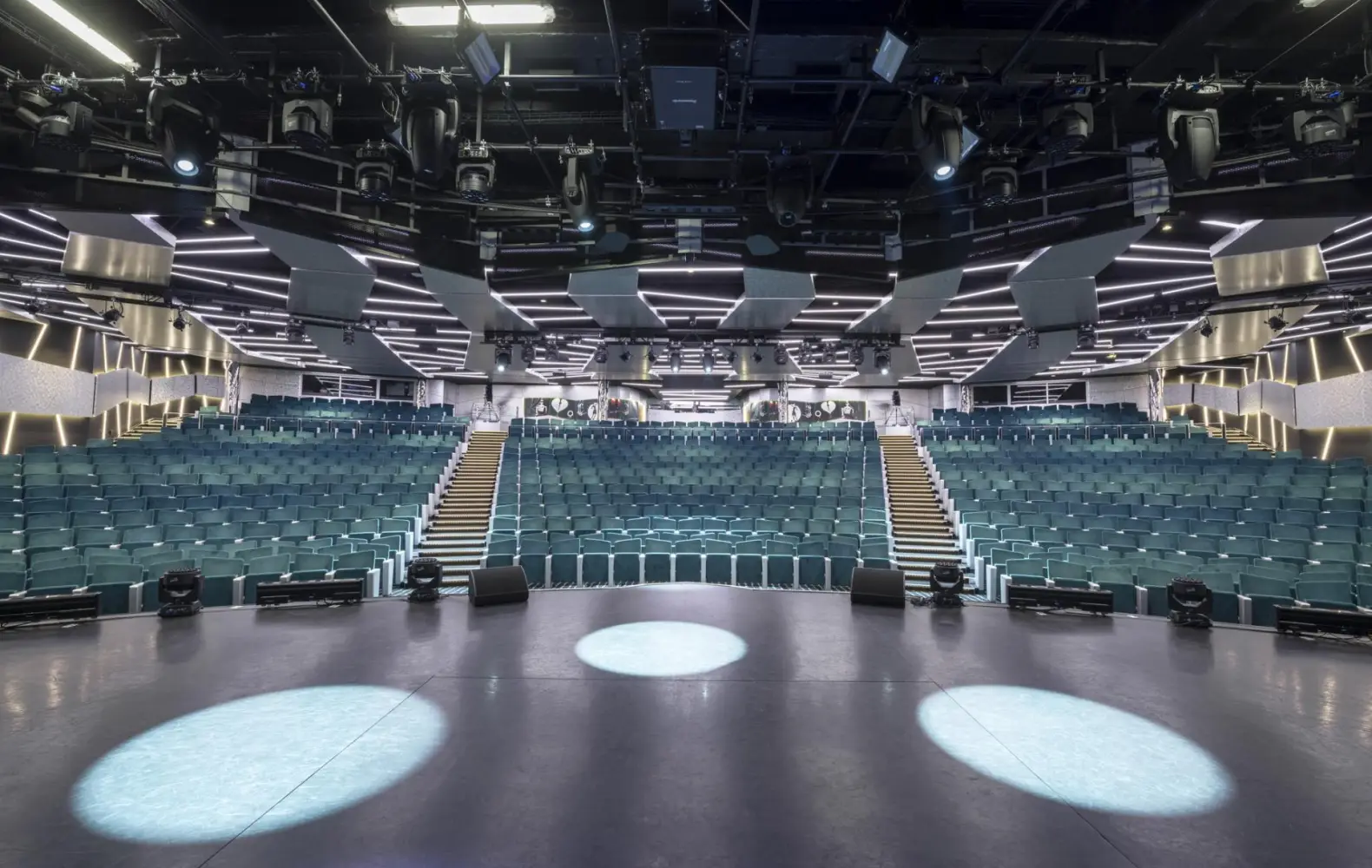 be_05-06_london-theatre-(2).jpg
