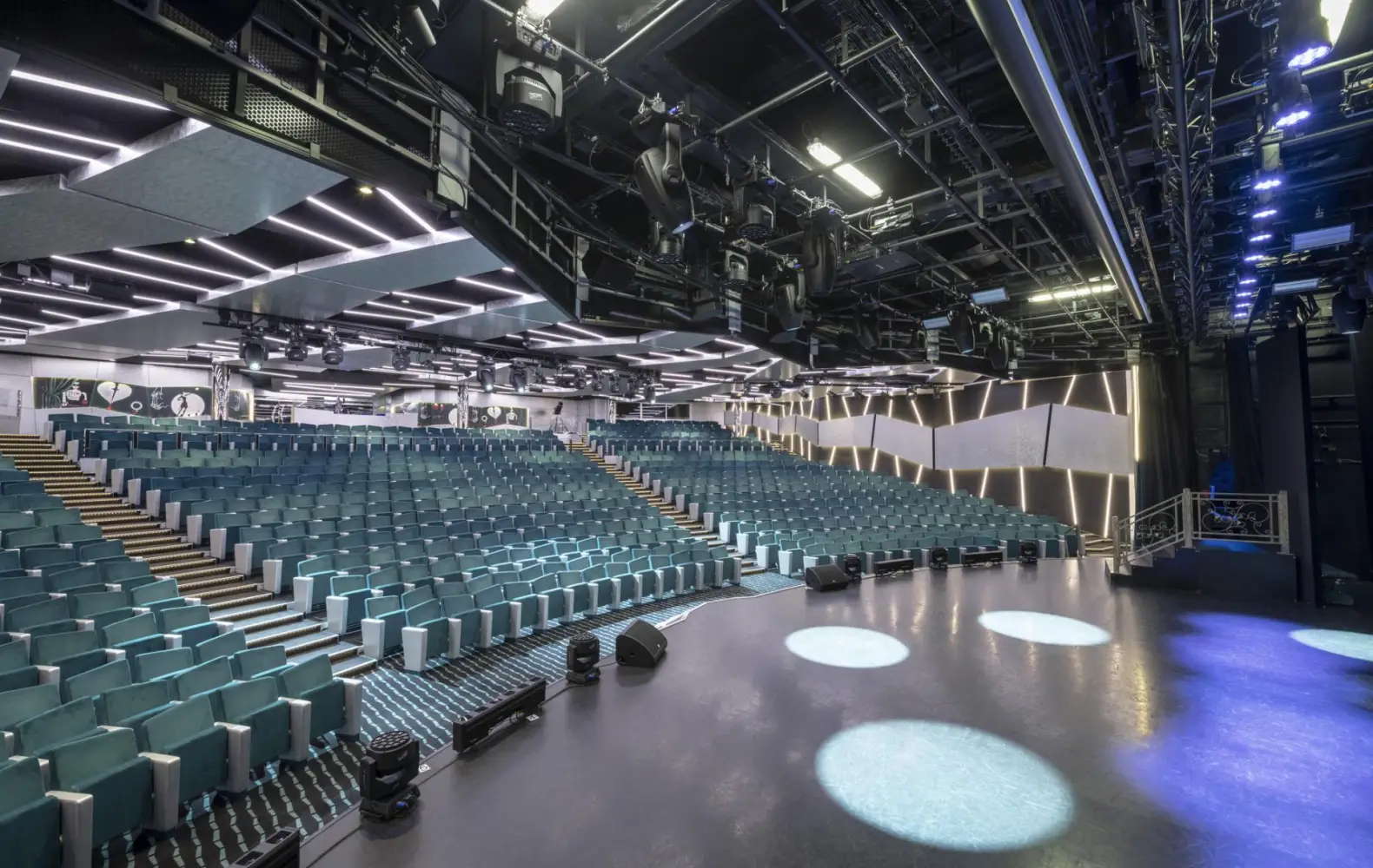 be_05-06_london-theatre-(3).jpg