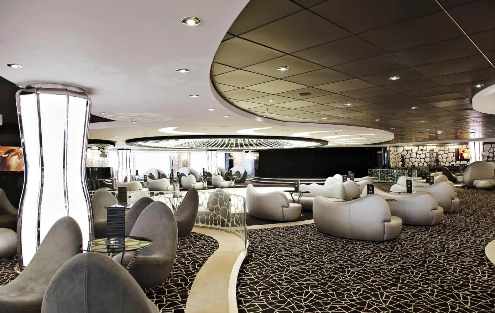 di_07_black-and-white-lounge-(3).jpg