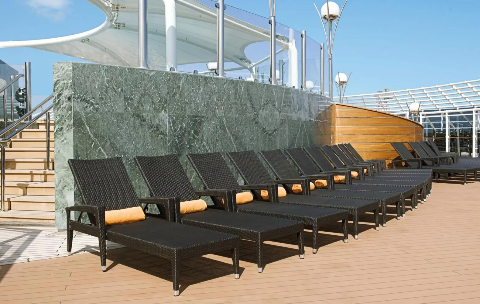 fa_18_msc-yacht-club-area.jpg