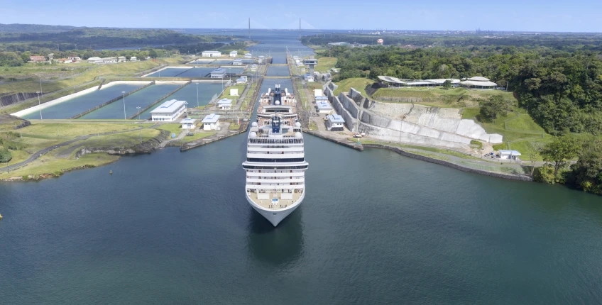 MSC Magnifica preplávala Panamským prieplavom