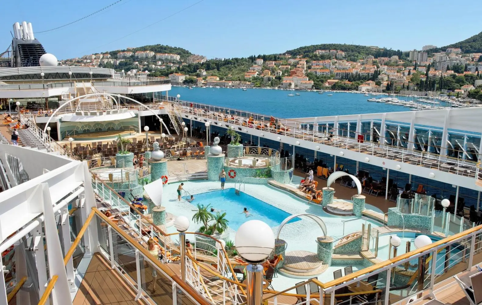 ma_13_le-grand-bleu-pool-area-(1).jpg