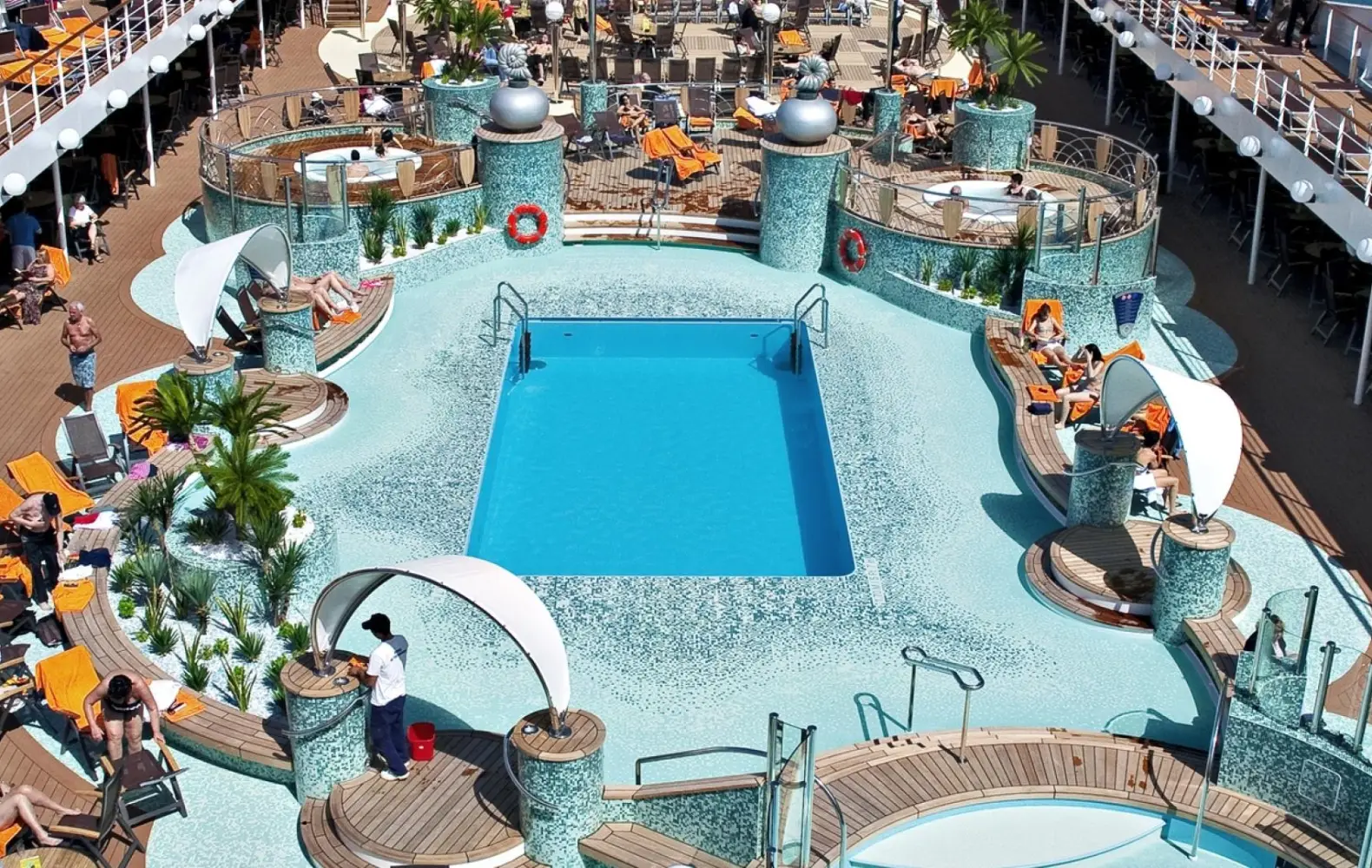 ma_13_le-grand-bleu-pool-area-(2).jpg