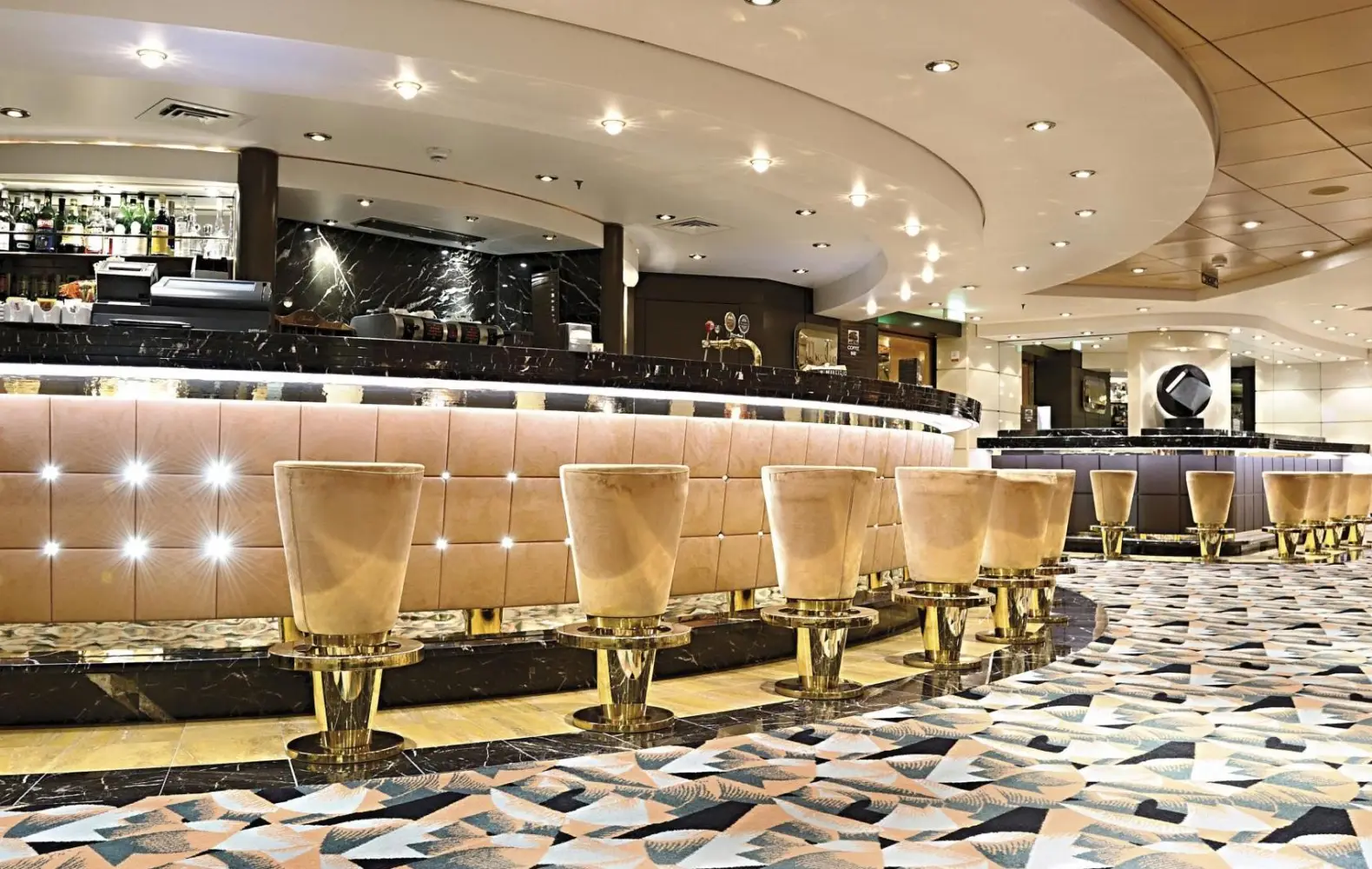 mu_06_the-golden-bar-(3).jpg