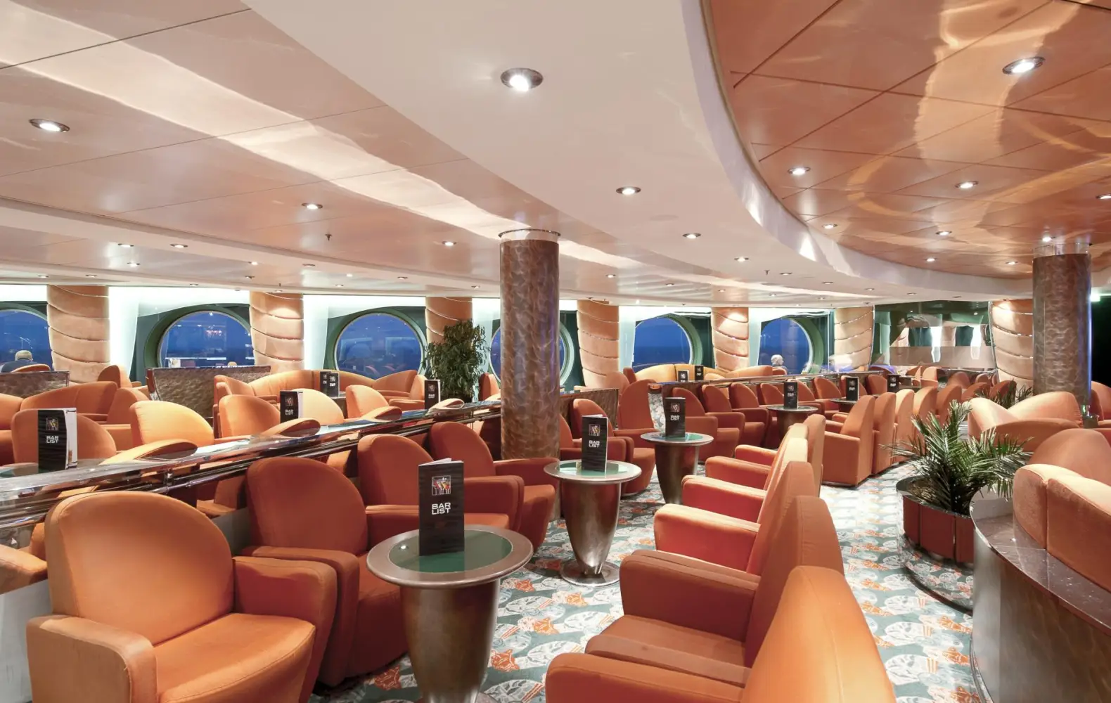 mu_07_crystal-lounge-(2).jpg