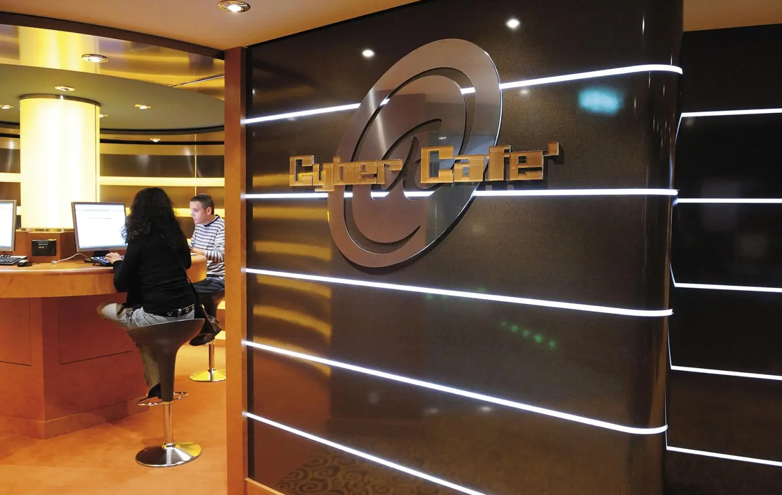 po_07_cyber-cafe-(2).jpg