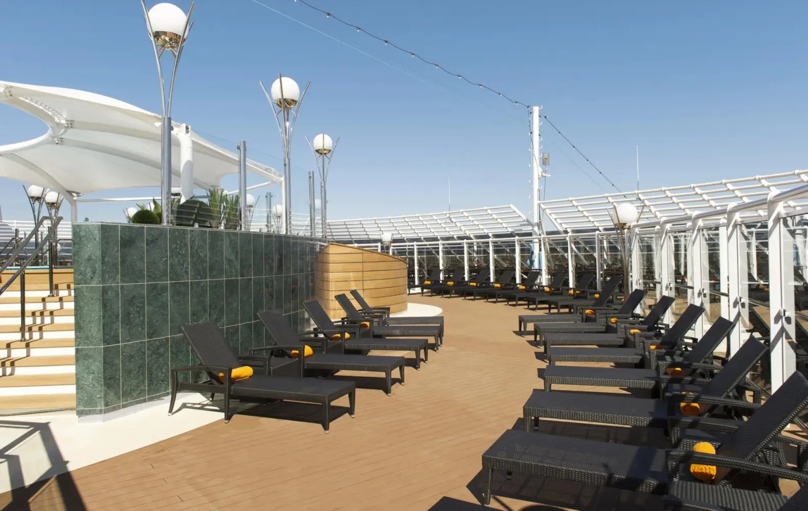 pr_18_msc-yacht-club-area.jpg