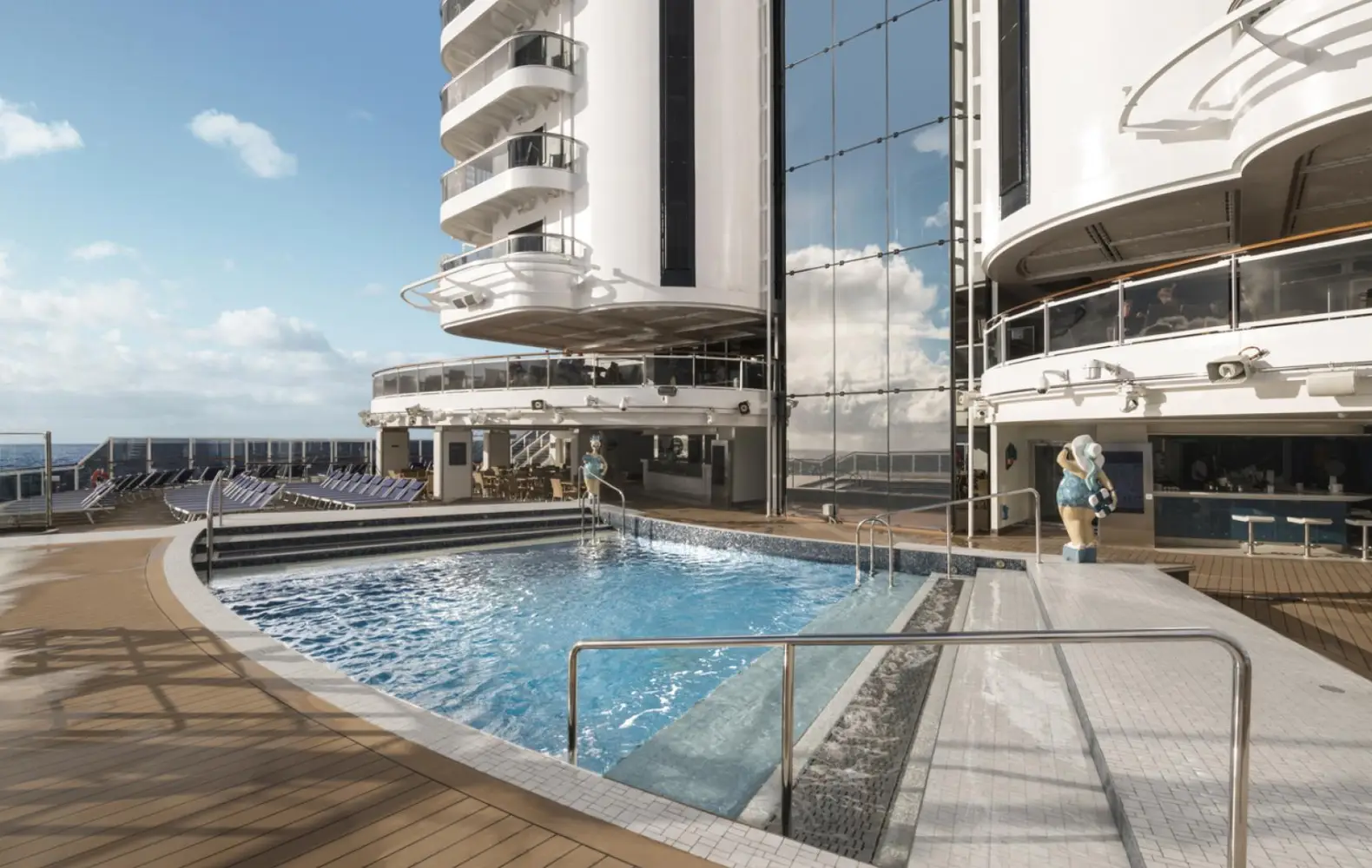 se_07_south-beach-pool.jpg