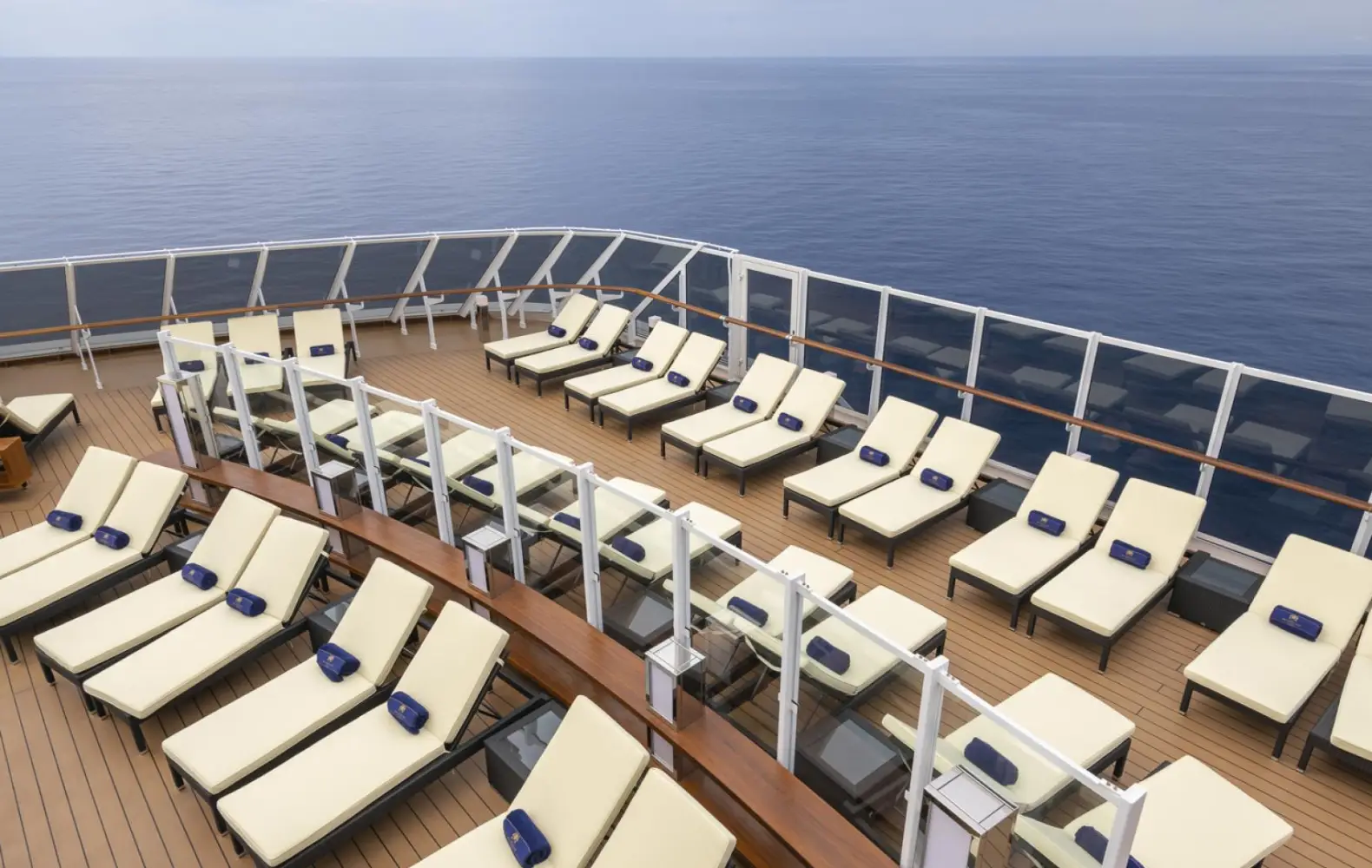 sv_19_msc-yacht-club-pool-(2).jpg