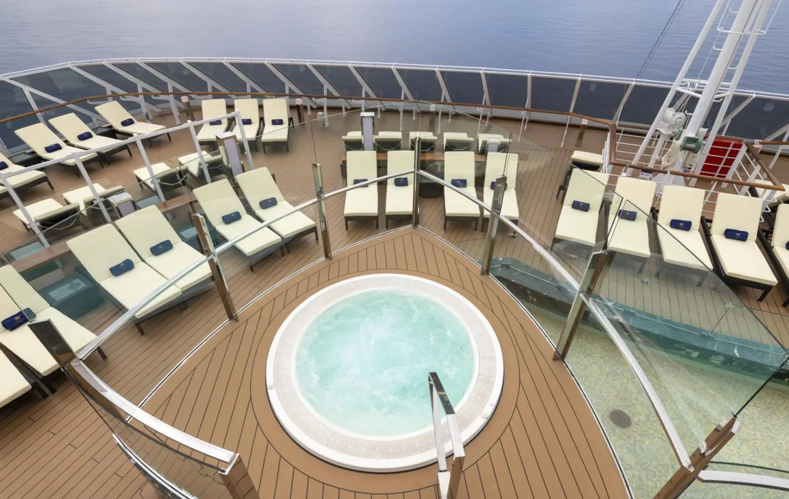 sv_19_msc-yacht-club-pool-(4).jpg