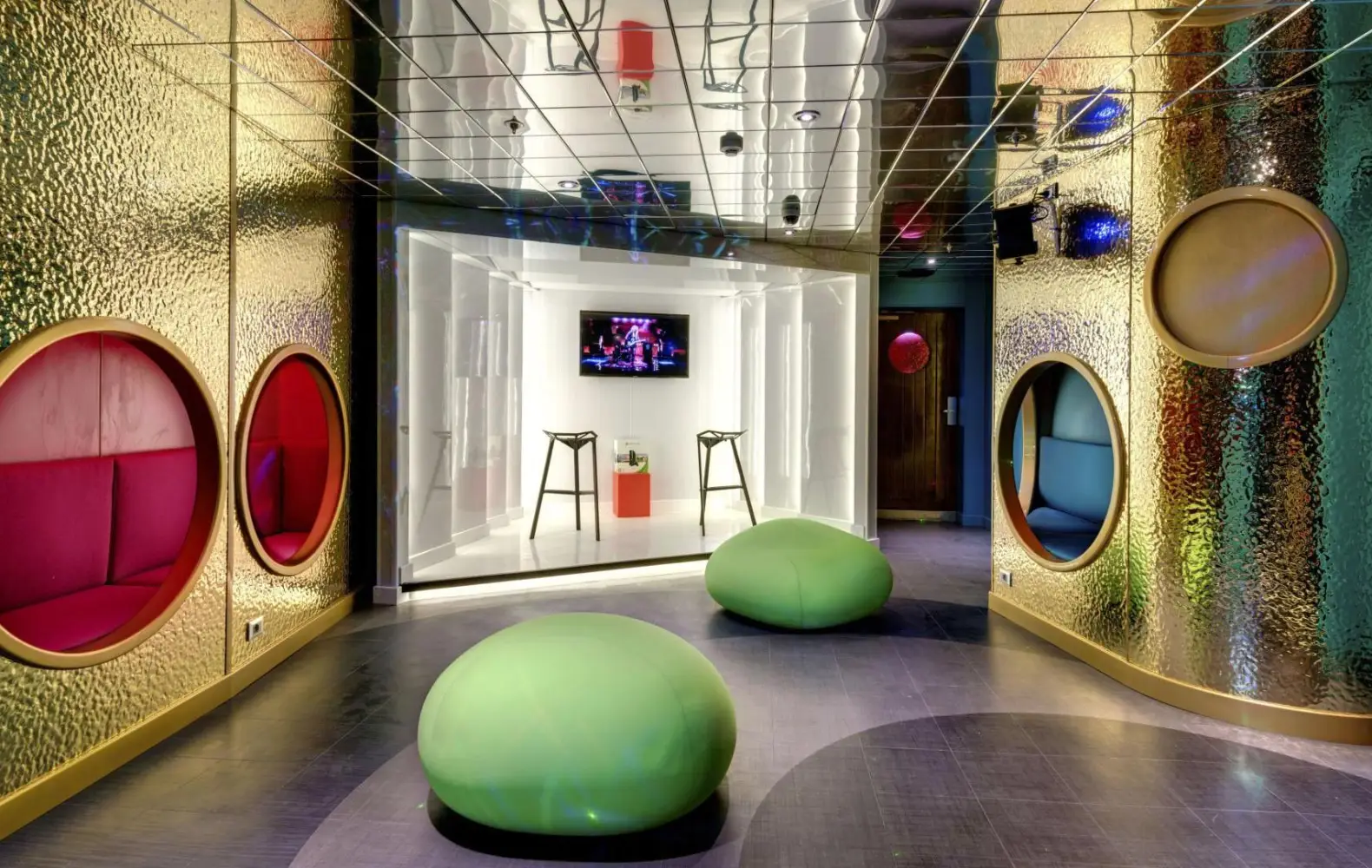 sx_12_young-club-(1).jpg