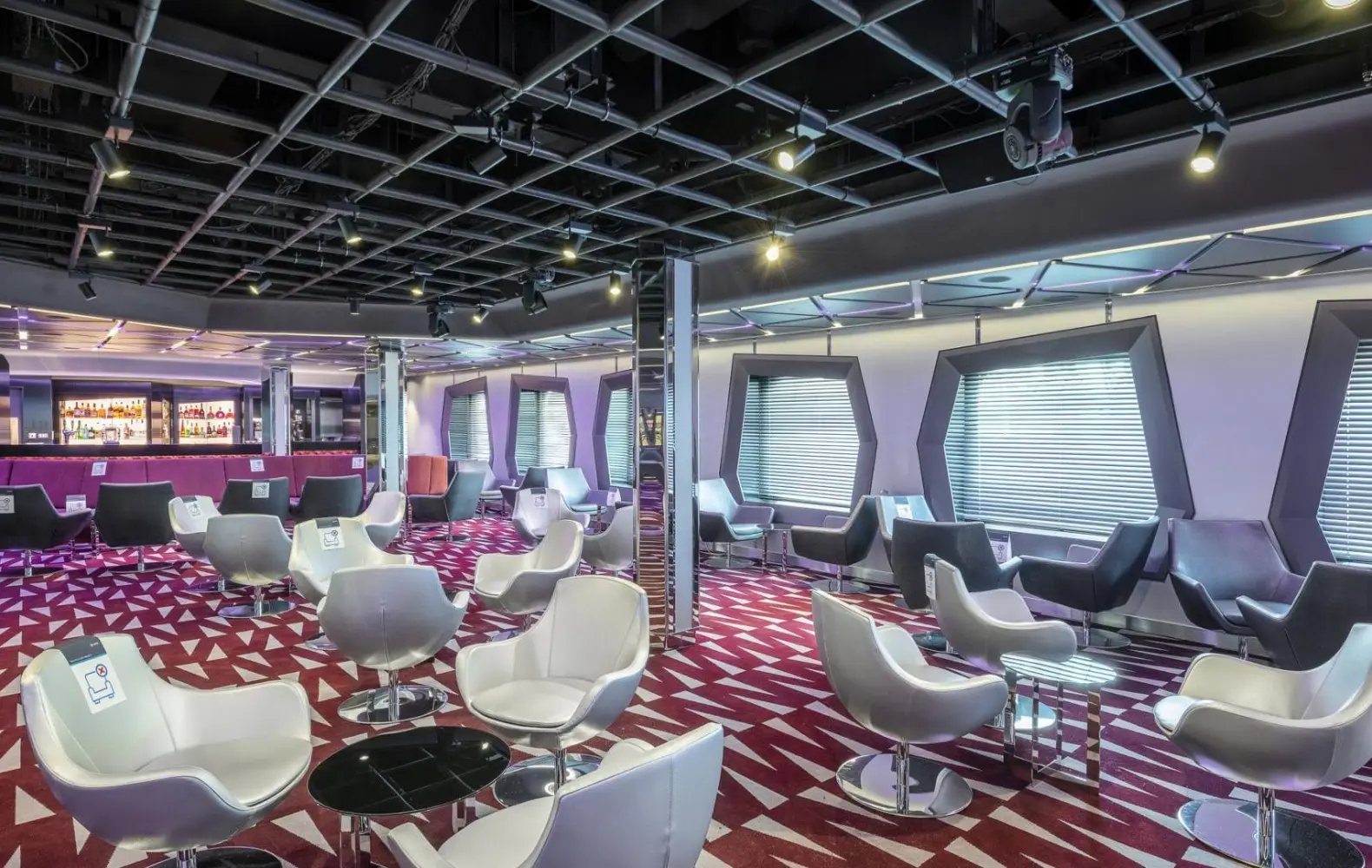 vi_07_tv-studio-and-bar-(3).jpg
