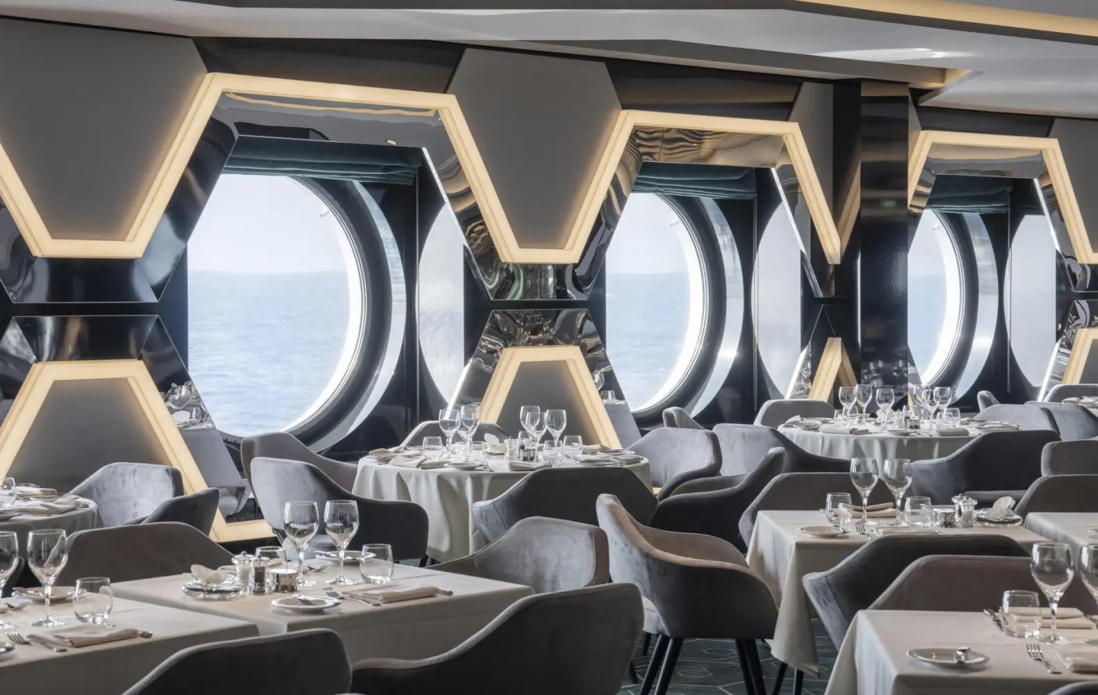 eu_06_esagono-hexagon-restaurant-(1).jpg