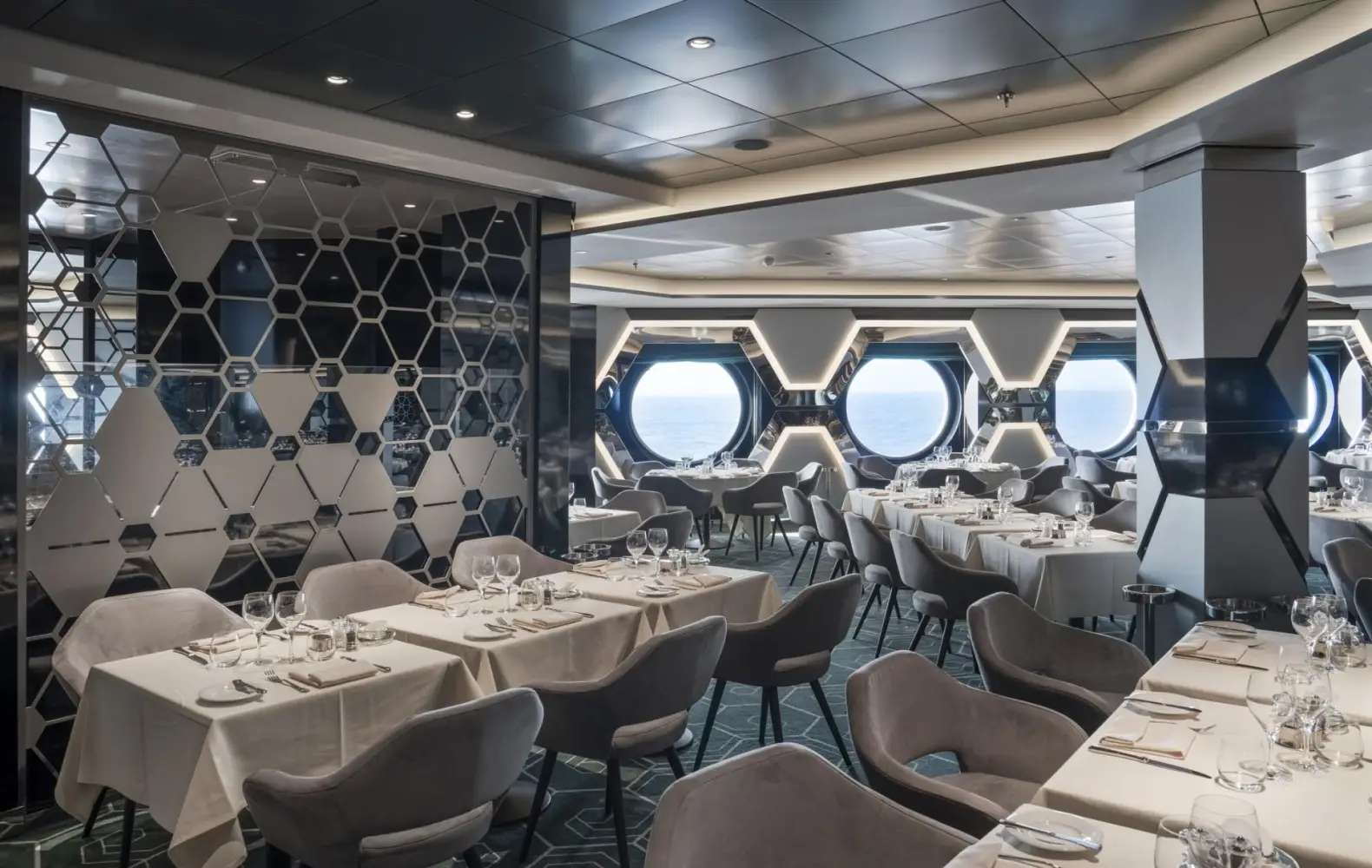eu_06_esagono-hexagon-restaurant-(3).jpg
