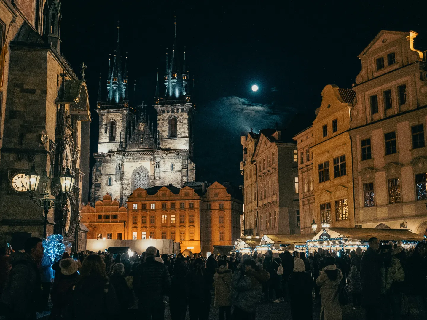 Photo by <a href="https://unsplash.com/@patrick_von_der_wehd?utm_content=creditCopyText&utm_medium=referral&utm_source=unsplash">Patrick von der Wehd</a> on <a href="https://unsplash.com/photos/a-crowd-of-people-standing-around-a-city-at-night-9DlDWIaSotE?utm_content=creditCopyText&utm_medium=referral&utm_source=unsplash">Unsplash</a>;