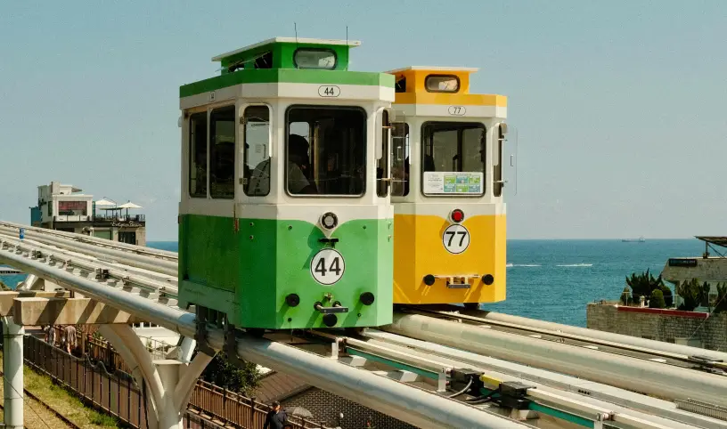 Autor/ka fotografie: İrem Çilingir: https://www.pexels.com/cs-cz/foto/barevna-jednokolejka-v-busanu-jizni-korea-28874274/;