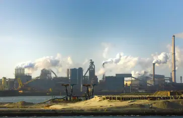 Autor/ka fotografie: Hans Heemsbergen: https://www.pexels.com/cs-cz/foto/prumyslove-panorama-ijmuiden-steel-plant-32503741/;