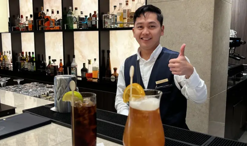 Wejdź do świata ultra all-inclusive: Explora Journeys Lobby Bar