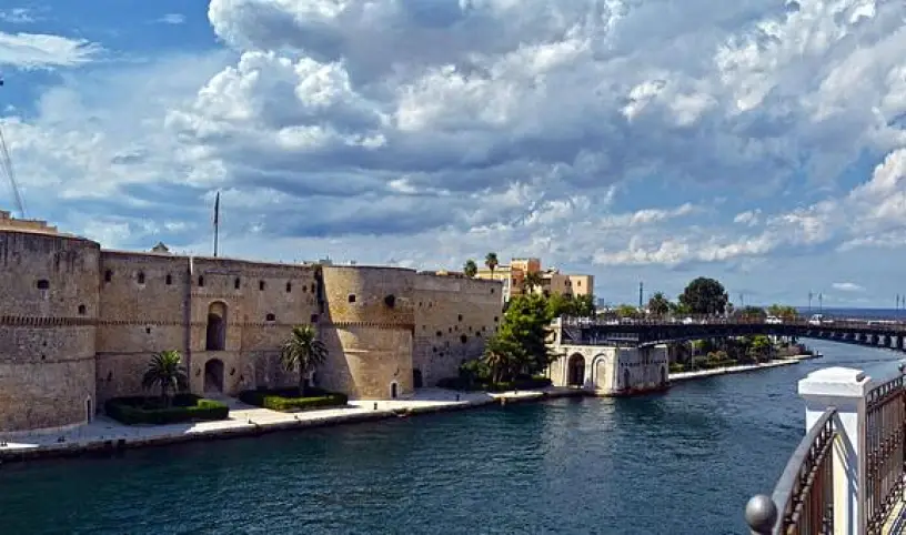 Nové přístavy Syracusy a Taranto